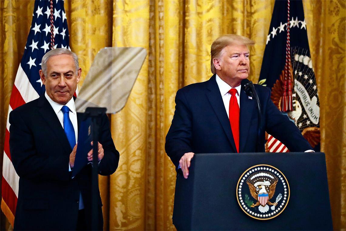 Im Stile eines Großimperators US-Präsident Donald Trump stellt, flankiert vom israelischen Premier Benjamin Netanjahu (re.), seinen Plan für eine Zwei-Staaten-Lösung für den Nahen Osten vor.