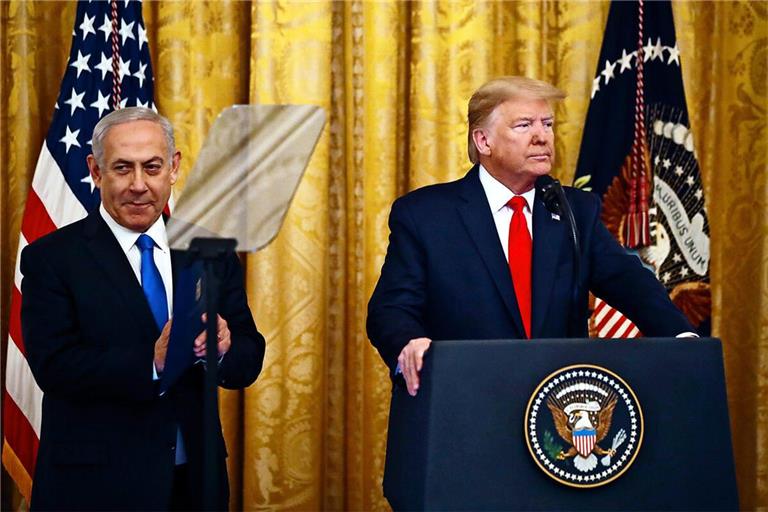 US-Präsident Donald Trump stellt, flankiert vom israelischen Premier Benjamin Netanjahu (re.), seinen Plan für eine Zwei-Staaten-Lösung für den Nahen Osten vor.