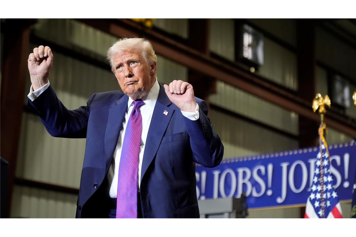 US-Präsident Donald Trump tanzt nach seiner Rede.