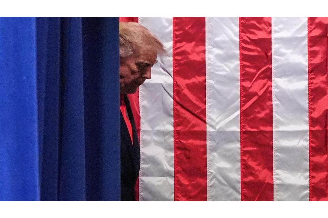 US-Präsident Donald Trump trifft in Wasilla, Alaska, zu einer Wahlkampfveranstaltung im Curtis D. Menard Memorial Sports Center ein. 