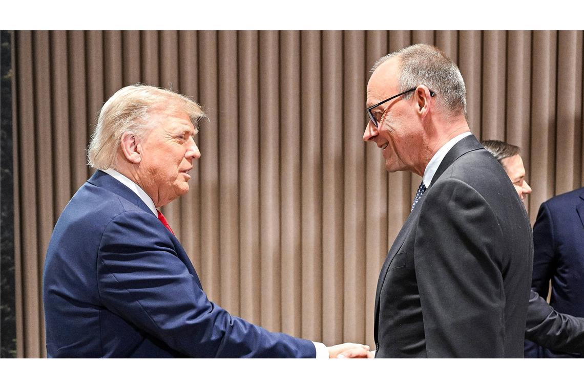Merz spricht am Rande des G7-Gipfels 20 Minuten mit Trump US-Präsident Donald Trump und der deutsche Bundeskanzler Friedrich Merz in Kanada.