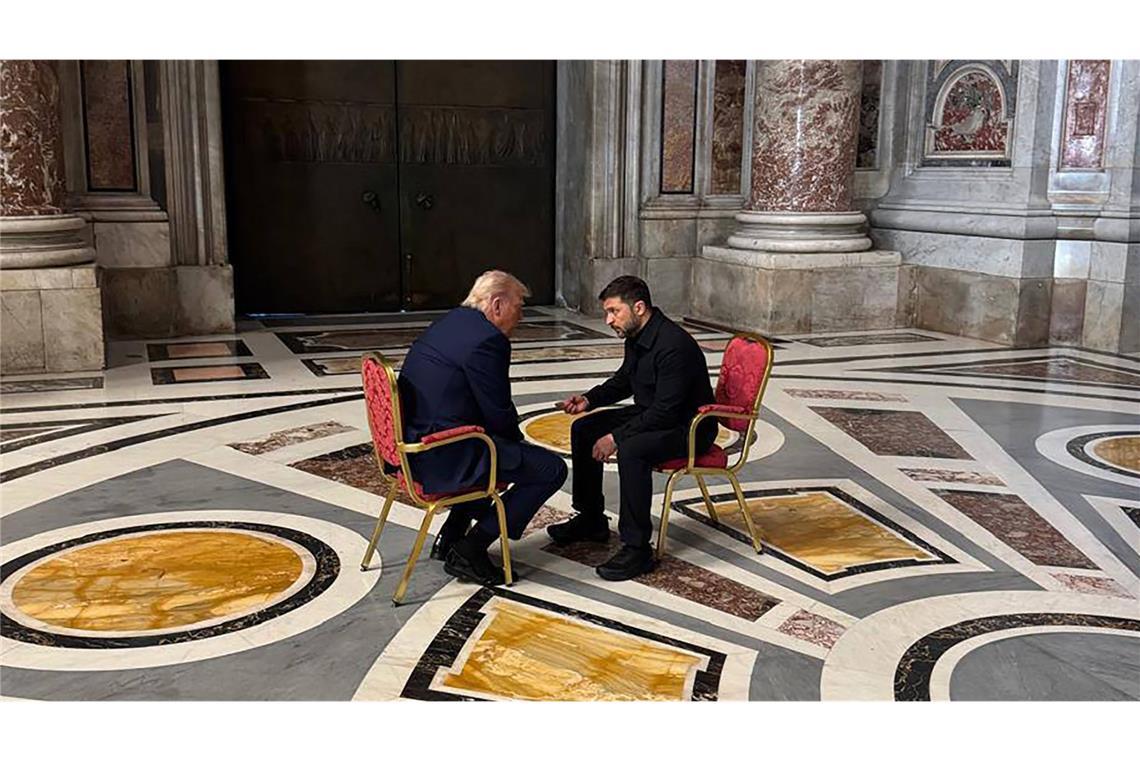 Bemerkenswerte Momente rund um die Trauerfeier US-Präsident Donald Trump und der ukrainische Staatschef Wolodymyr Selenskyj.