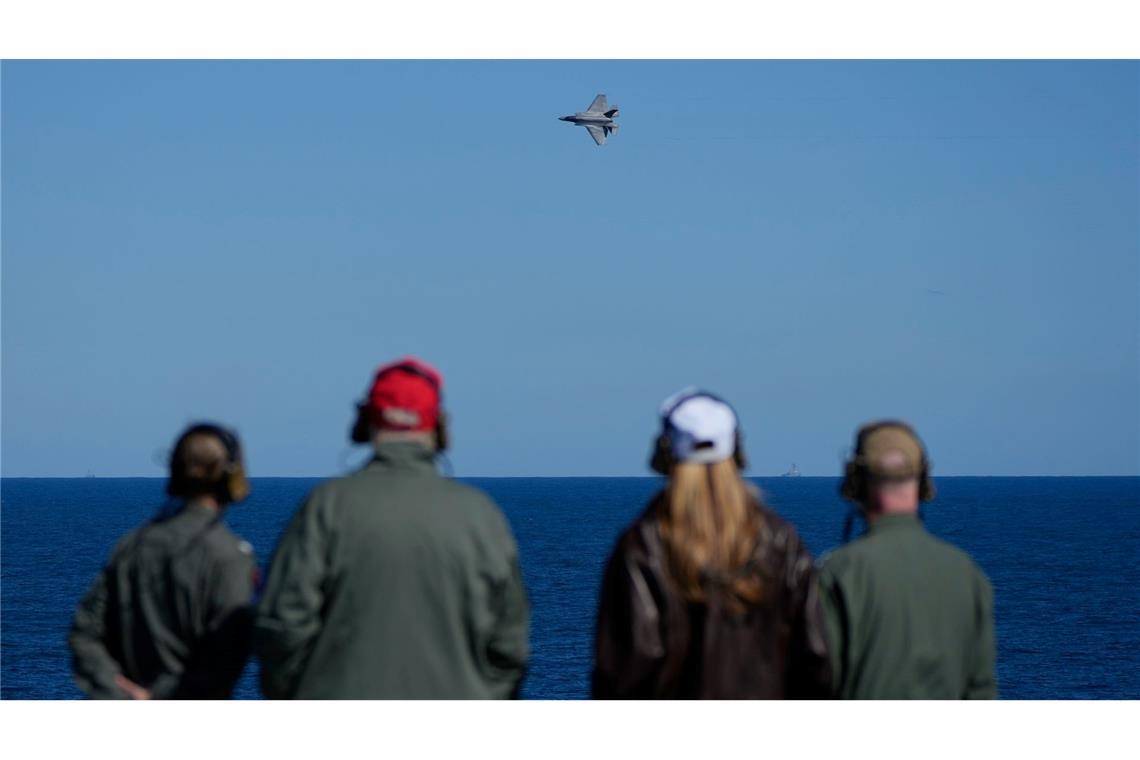 Bilder des Tages US-Präsident Donald Trump und First Lady Melania Trump beobachten an Bord des Flugzeugträgers USS George H.W. Bush im Atlantik vor der Küste von Norfolk ein Kampfflugzeug im Rahmen des 250-jährigen Jubiläums der US-Marine.