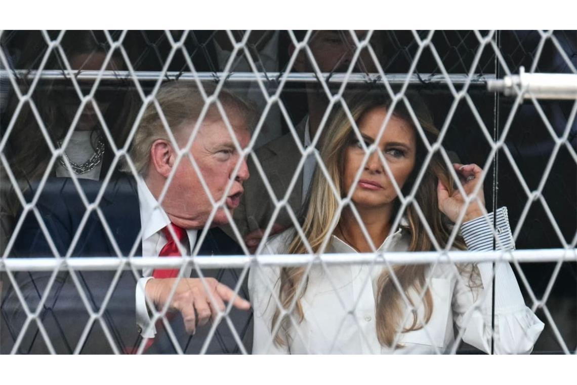 US-Präsident Donald Trump und First Lady Melania Trump sahen sich im Anschluss an ihre Ehrenrunde das Rennen an.