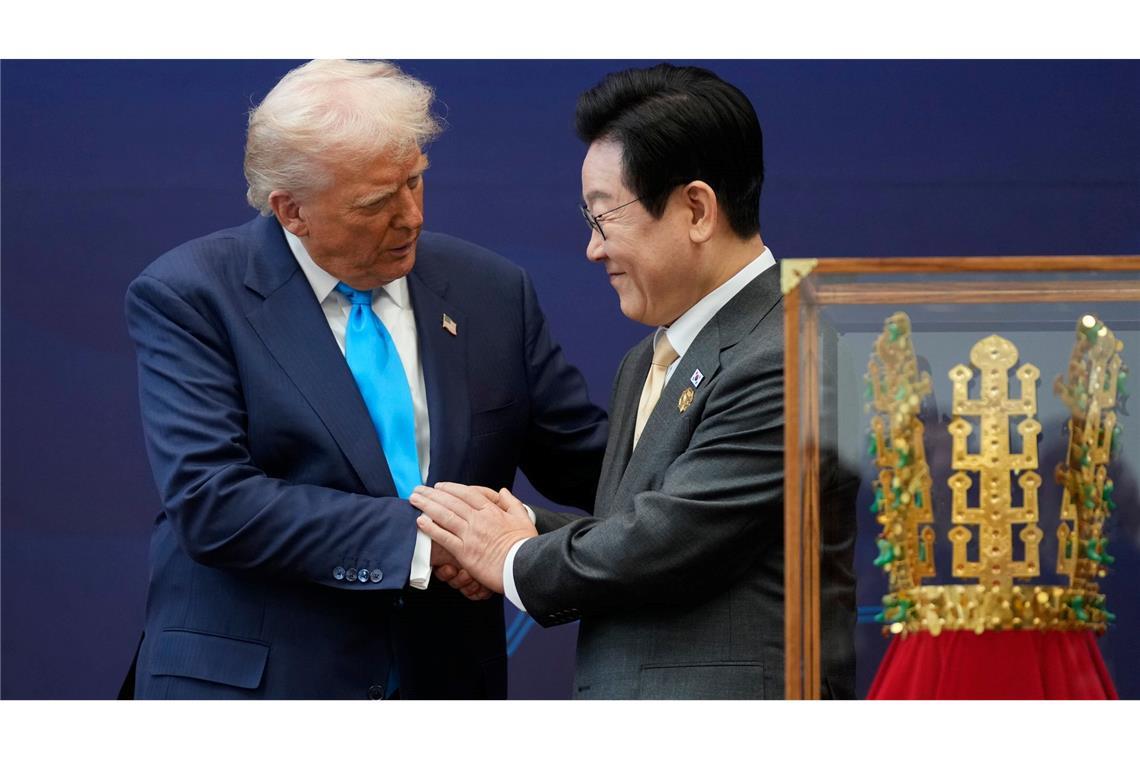 Trump genehmigt Südkorea Bau von atomgetriebenen U-Booten US-Präsident Donald Trump und Südkoreas Präsident Lee Jae Myung haben bei ihrem Treffen am Mittwoch über atomgetriebene U-Boote gesprochen.