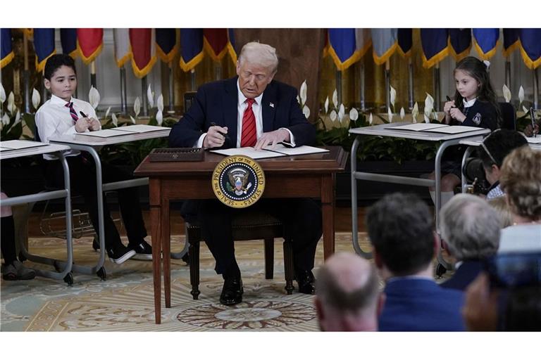 US-Präsident Donald Trump unterzeichnet bei einer Bildungsveranstaltung eine Durchführungsverordnung im East Room des Weißen Hauses.