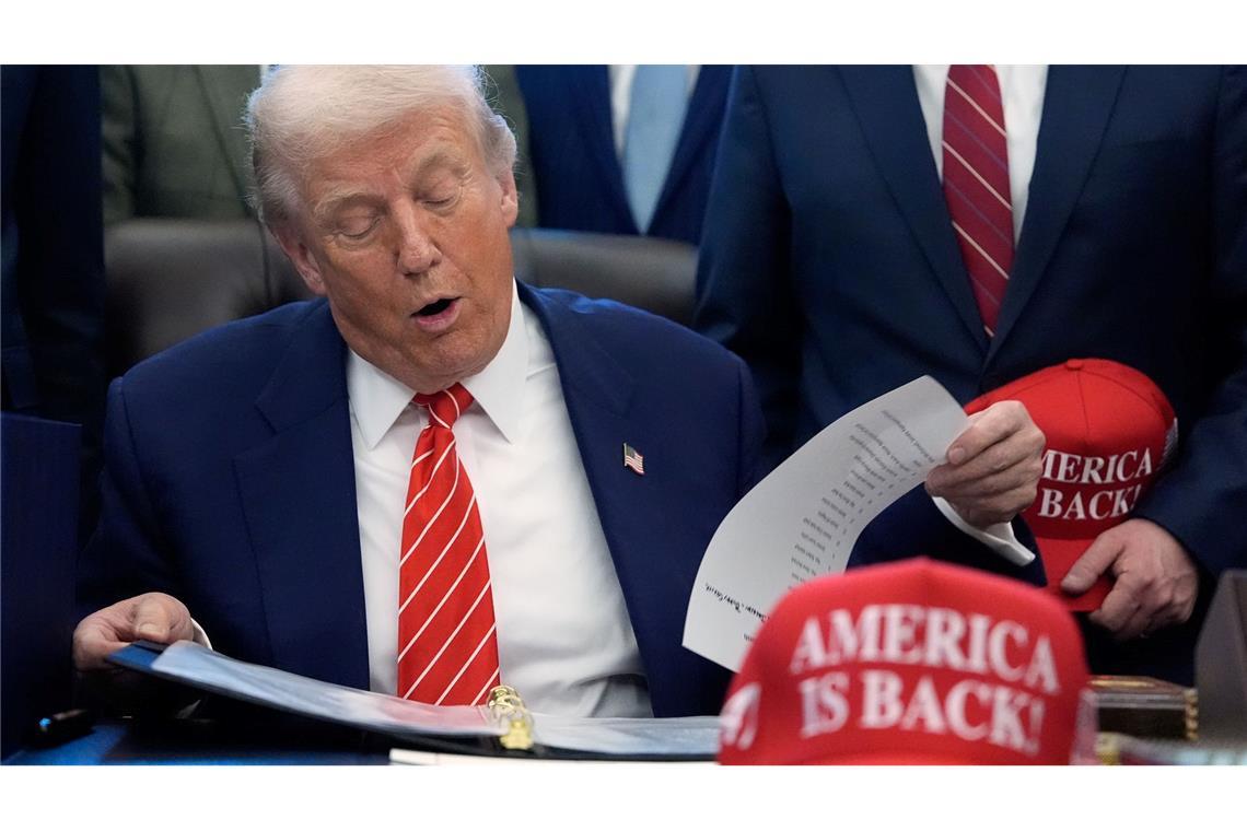 US-Präsident Donald Trump unterzeichnet ein Haushaltsgesetz, das den teilweisen Stillstand der US-Regierungsgeschäfte beendet.