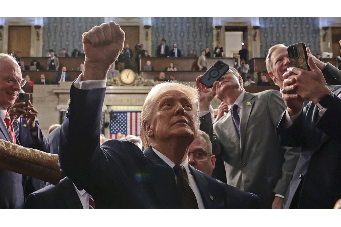US-Veteranenministerium will rund 80.000 Stellen streichen US-Präsident Donald Trump verlässt den Plenarsaal des Kapitols in Washington: Laut einem internen Schreiben will das Veteranenministerium 80.000 Stellen streichen (Symbolfoto).
