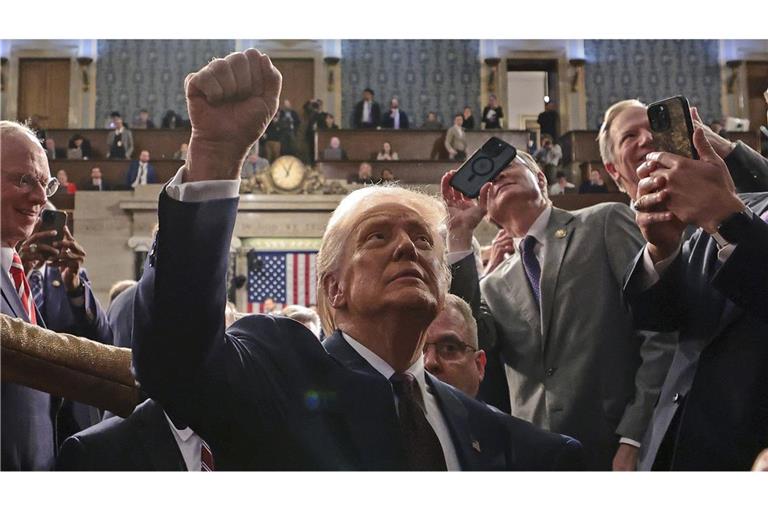 US-Präsident Donald Trump verlässt den Plenarsaal des Kapitols in Washington: Laut einem internen Schreiben will das Veteranenministerium 80.000 Stellen streichen (Symbolfoto).