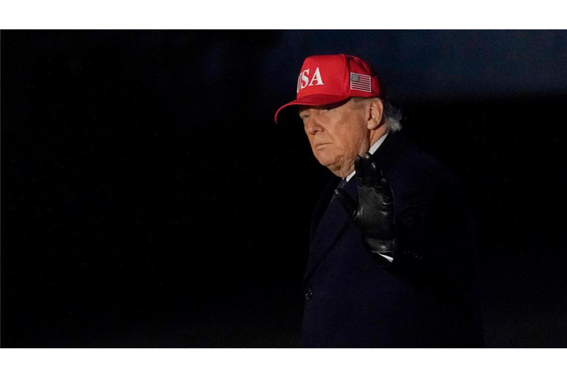 US-Präsident Donald Trump verlässt Marine One nach seiner Ankunft mit der Marine One auf dem Südrasen des Weißen Hauses.