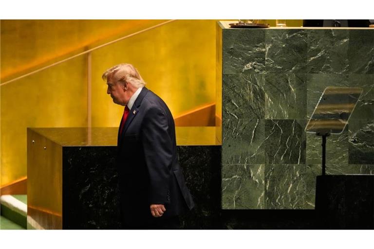 US-Präsident Donald Trump verlässt nach seiner Rede während der 81. Sitzung der Generalversammlung der Vereinten Nationen im Hauptquartier der Vereinten Nationen den Saal.