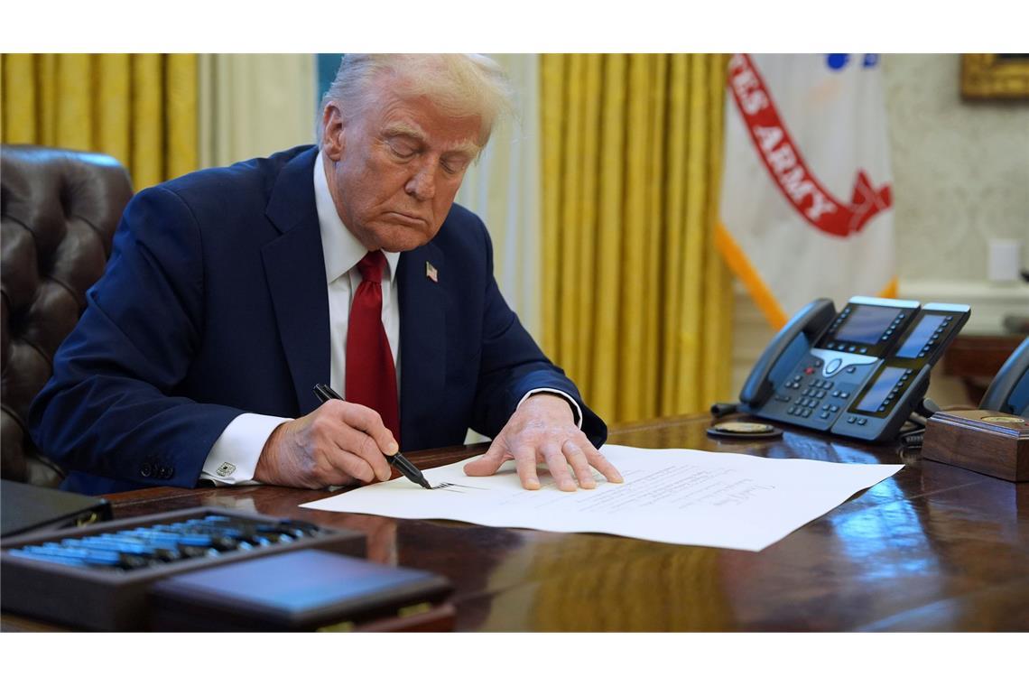 Hat er oder nicht? Trump weicht Fragen zu Putin-Gespräch aus US-Präsident Donald Trump weicht auffallend aus auf Nachfragen dazu, ob er bereits mit Kremlchef Wladimir Putin telefoniert hat.