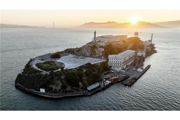 US-Präsident Donald Trump  will die im Jahr 1963 geschlossene Gefängnisinsel Alcatraz wieder in Betrieb nehmen und dort künftig   Schwerverbrecher wegsperren.