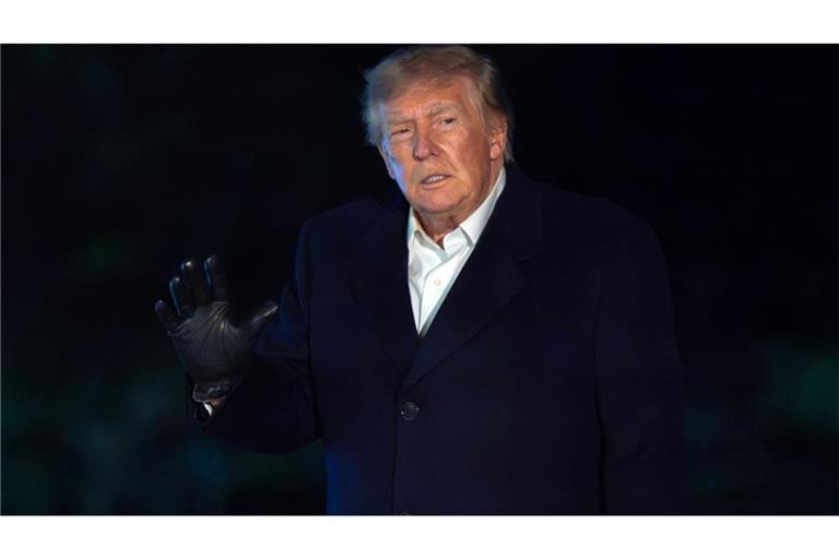US-Präsident Donald Trump winkt zu Reportern, während seiner Ankunft am Weißen Haus.
