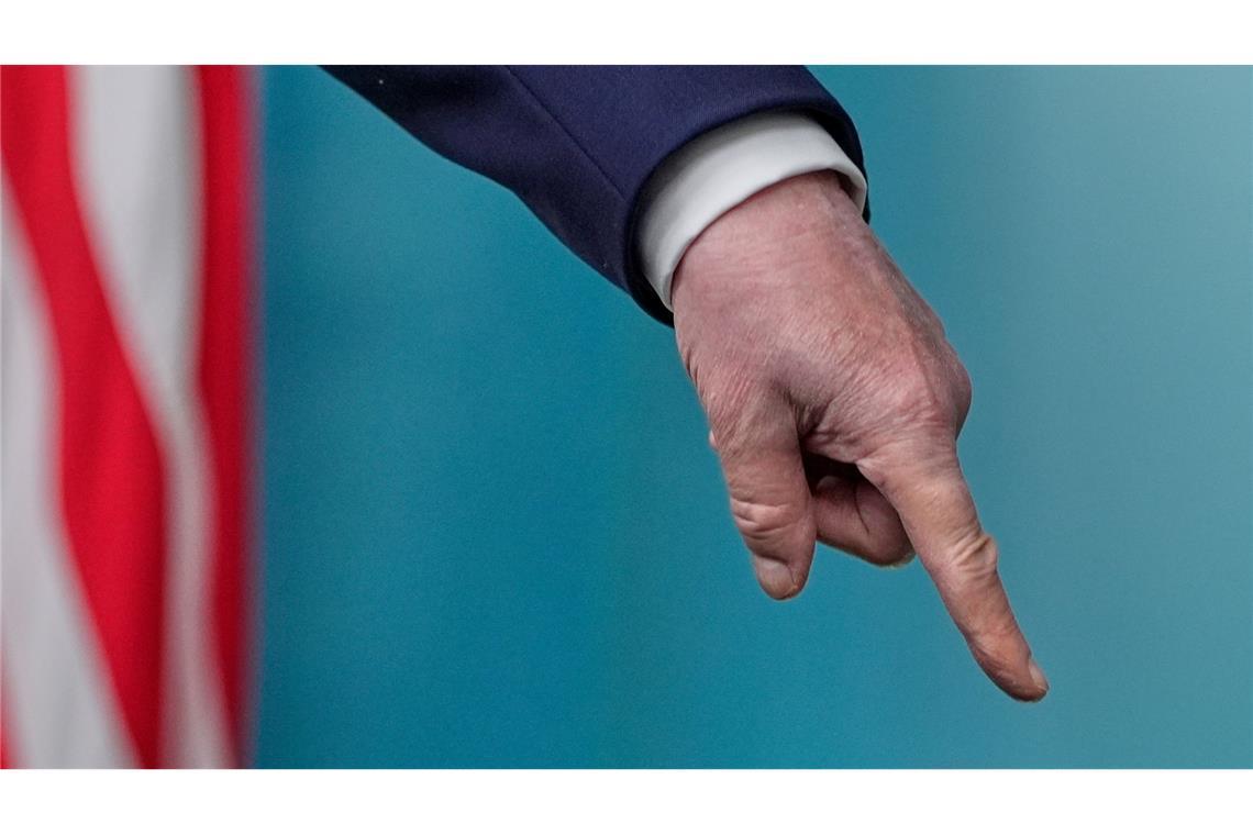 US-Präsident Donald Trump zeigt auf Dokumente auf dem Boden des Besprechungsraums, während er mit Reportern im James Brady Press Briefing Room im Weißen Haus spricht.