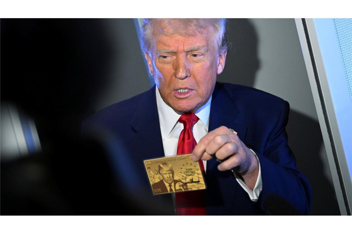 Trump präsentiert teure "Gold Card" für reiche Einwanderer US-Präsident Donald Trump zeigt eine sogenannte Gold Card, auf der er abgebildet ist.