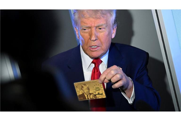 US-Präsident Donald Trump zeigt eine sogenannte Gold Card, auf der er abgebildet ist.