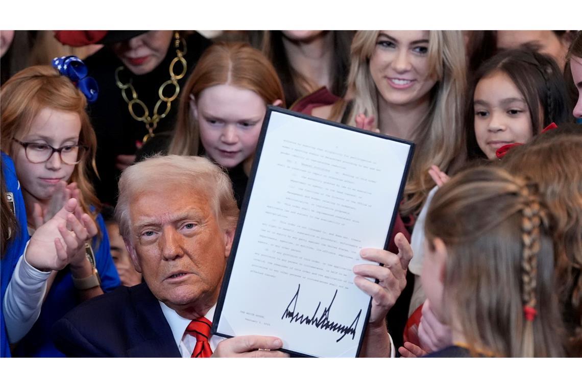 Bilder des Tages US-Präsident Donald Trump zeigt eine unterzeichnete Anordnung, die Transmenschen von der Teilnahme am Frauensport ausschließen soll.