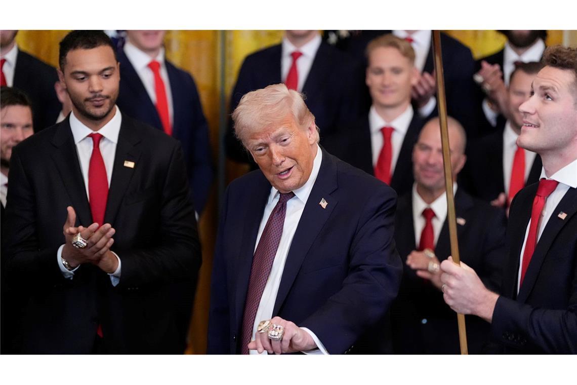 US-Präsident Donald Trump zeigt Ringe während einer Veranstaltung.