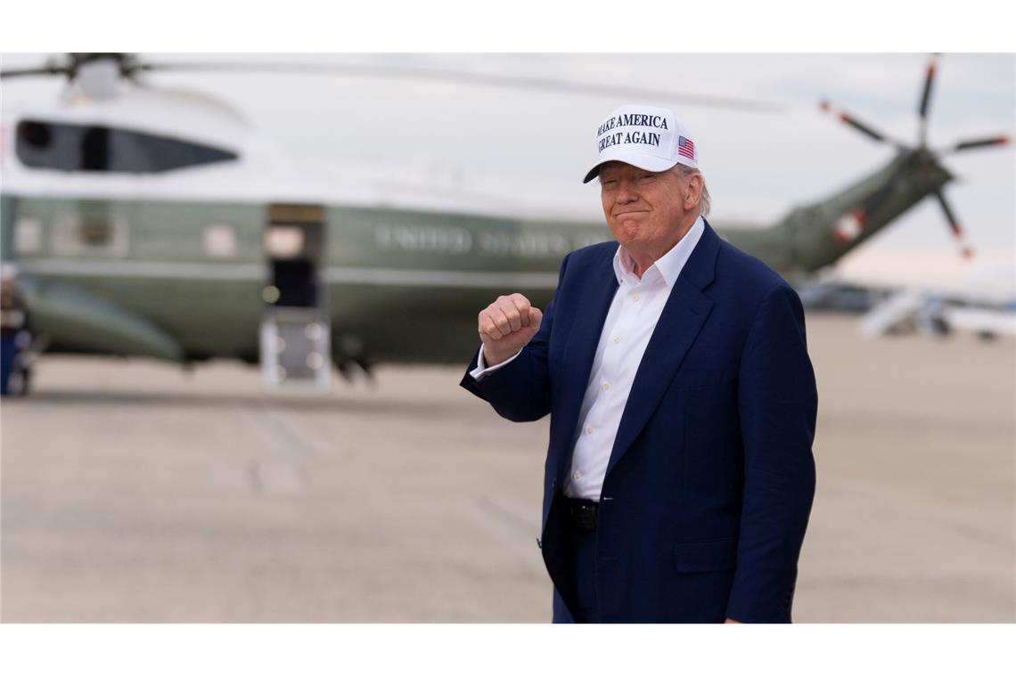 Bilder des Tages US-Präsident Donald Trump zeigt seine Faust beim Umsteigen auf der Joint Base Andrews in Maryland von der Air Force One in den Hubschrauber mit dem Rufzeichen Marine One. Die EU bekommt Aufschub bei den angekündigten neuen Zölle, Iran bekommt ein Lob nach der jüngsten Verhandlungsrunde im Streit um das iranische Atomprogramm und über den russischen Präsidenten Putin schreibt er auf seiner Plattform Truth Social: "Er ist absolut verrückt geworden! Er tötet unnötigerweise eine Menge Menschen, und ich spreche nicht nur von Soldaten".