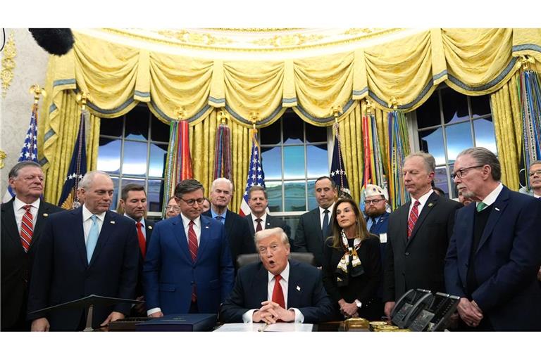 US-Präsident hat hochrangige Politiker seiner republikanischen Partei zur Unterzeichnung des Gesetzespakets zum Ende des Shutdowns ins Weiße Haus gebeten.