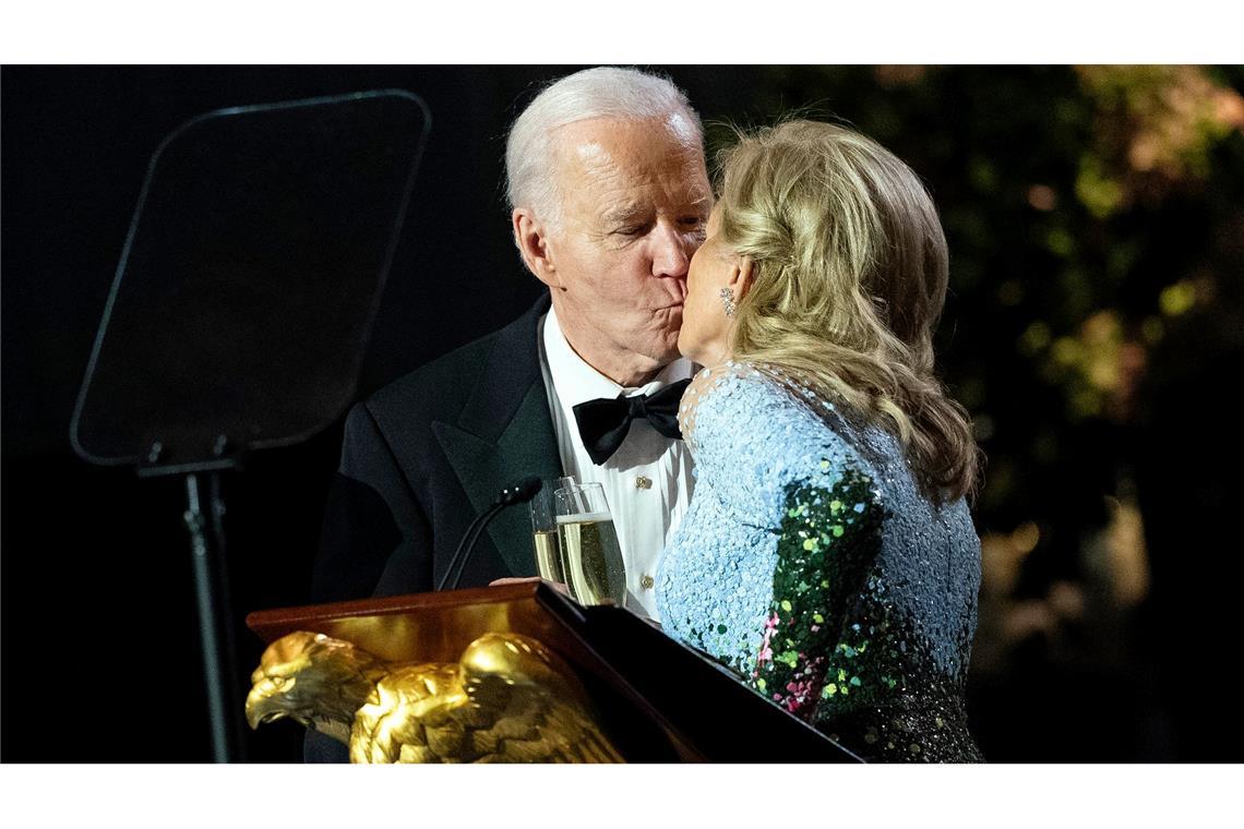 Bilder des Tages US-Präsident Joe Biden küsst seine First Lady Jill bei einem Dankesessen für seine langjährigen Unterstützer im Weißen Haus.