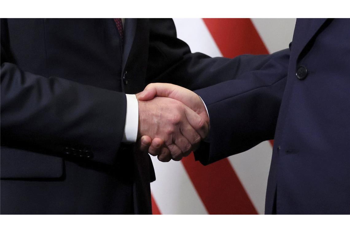 Bilder des Tages US-Präsident Joe Biden schüttelt dem chinesischen Präsidenten Xi Jinping vor einem bilateralen Treffen die Hand.