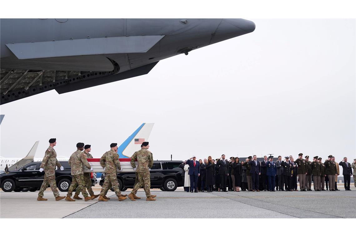 US-Präsident Trump erweist gefallenen US-Soldaten letzte Ehre.