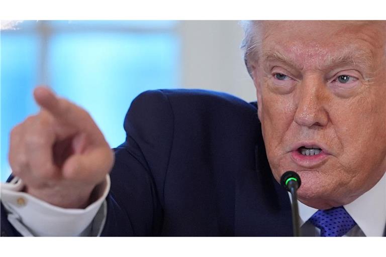 US-Präsident Trump hat den Teilnehmern der Massenproteste gegen die Staatsführung im Iran Unterstützung zugesichert. (Archivbild)