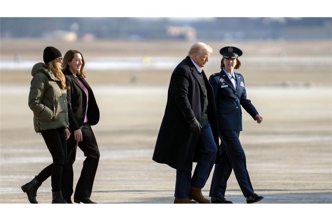 Trump: Krisenschutzbehörde reformieren - oder abschaffen US-Präsident Trump ist mit seiner Ehefrau Melania Trump nach North Carolina gereist.