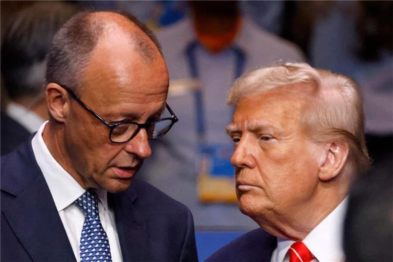 US-Präsident Trump (rechts) und Bundeskanzler Merz sprechen in Den Haag auf dem Nato-Gipfel über die Hilfe für die Ukraine.