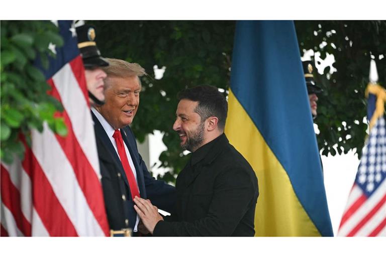 US-Präsident Trump und der ukrainische Präsident Selenskyj begrüßen sich mit Handschlag am Weißen Haus.