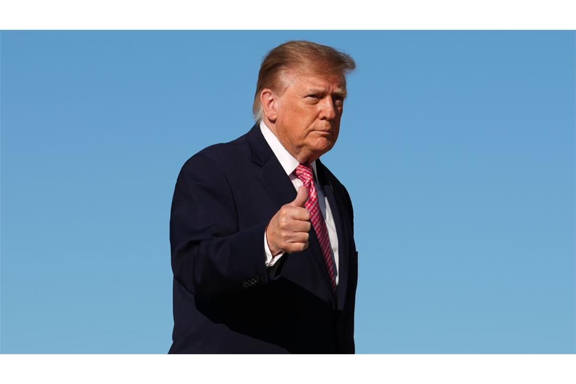 US-Präsident Trump: US-Präsident Donald Trump geht auf der Joint Base Andrews in Maryland zur Air Force One.