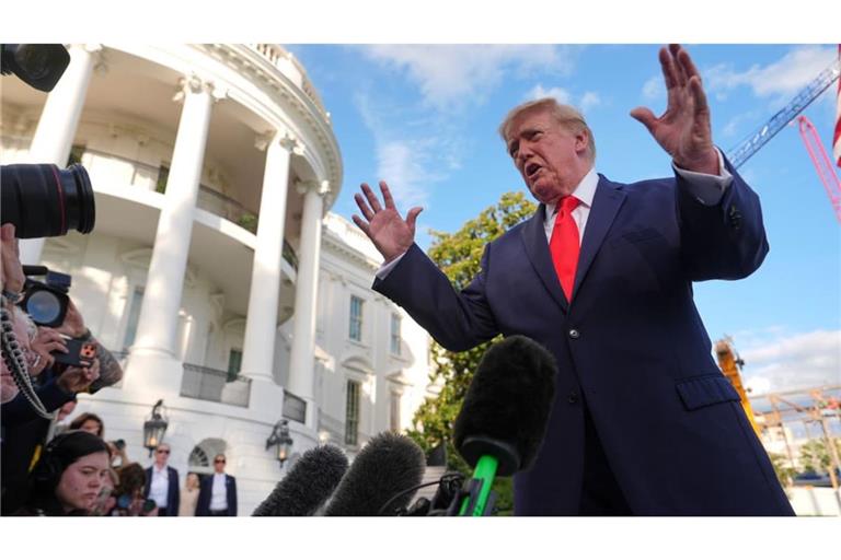 US-Präsident Trump: US-Präsident Donald Trump spricht mit Reportern, bevor er mit „Marine One“ vom South Lawn des Weißen Hauses abhebt. (zu dpa: «Trump: Putin will Deal mehr als Selenskyj»)