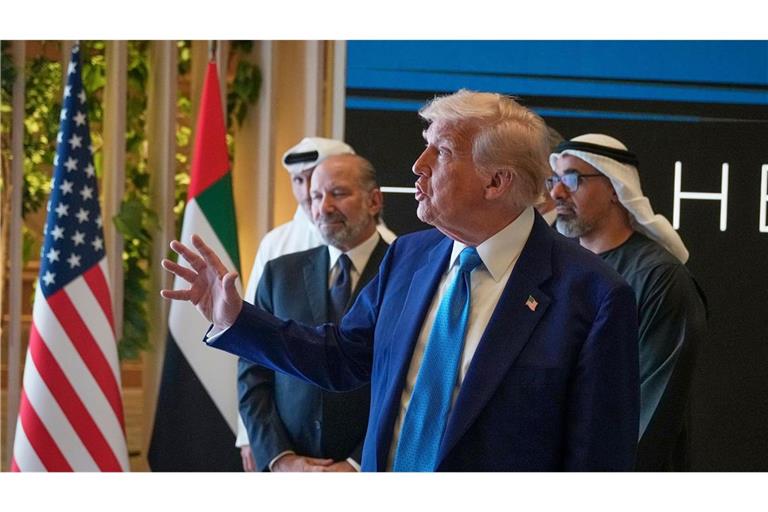 US-Präsident Trump will wegen der Geburt eines Enkels schnell heimkehren von seiner Nahost-Reise - und keinen Abstecher zu den Ukraine-Gesprächen in der Türkei machen.