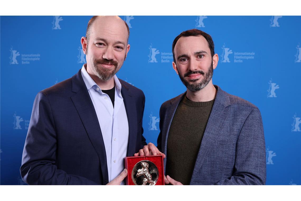 Berlinale-Gala: Ruf gegen Nazi-Film und "mordende Bastarde" US-Regisseur Brandon Kramer (r) und US-Regisseur Lance Kramer posieren mit dem Berlinale-Dokumentarfilmpreis.