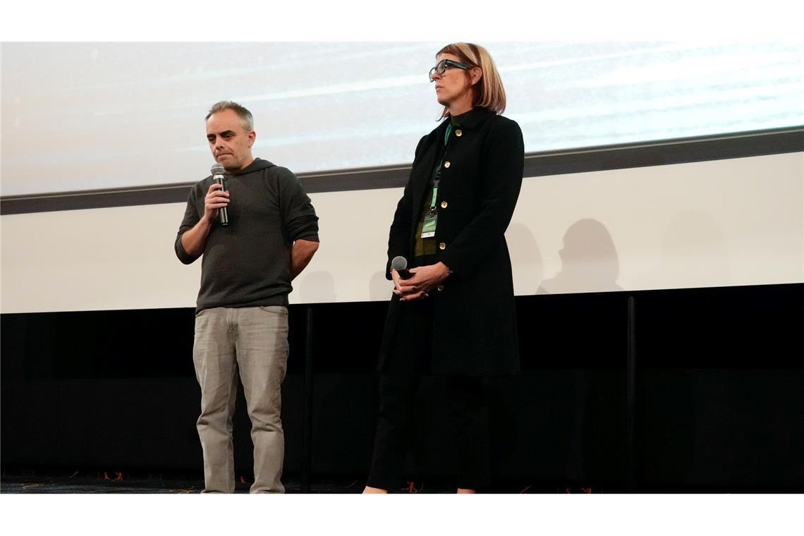 Premiere von "Rust" mit Schweigeminute für tote Kamerafrau US-Regisseur Joel Souza und Kamerafrau Bianca Cline bei der Premiere.
