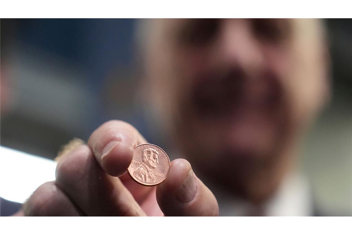 US-Schatzmeister Brandon Beach hält einen der letzten in der US-Münzanstalt in Philadelphia gepressten Pennys in die Kamera.