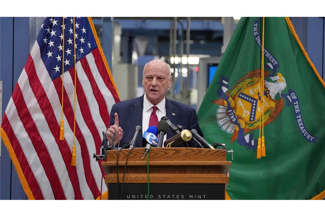 US-Schatzmeister Brandon Beach spricht in Philadelphia über das Ende der Pennys.