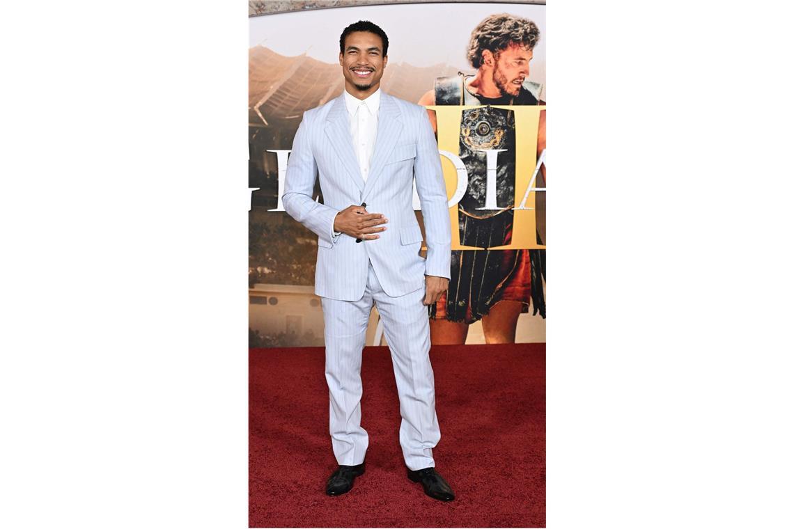 Paul Mescal, Denzel Washington & Co. auf dem roten Teppich US-Schauspieler Greg Tarzan Davis, bekannt u. a. aus Top Gun: Maverick, kam in hellem Nadelstreifenanzug.
