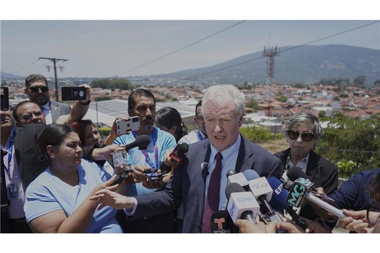 US-Senator Chris Van Hollen aus Maryland spricht zur Presse in La Libertad, El Salvador.