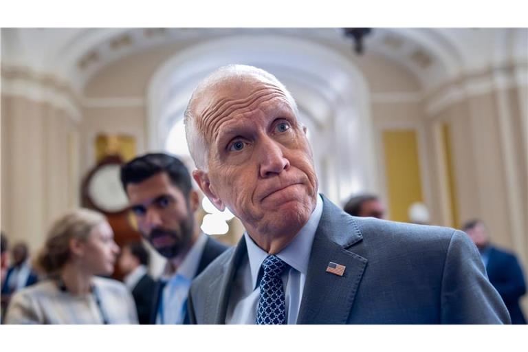 US-Senator Thom Tillis, Republikaner aus North Carolina, Mitglied des Bankenausschusses des Senats, sagt Reportern, dass es ein Fehler wäre, wenn US-Präsident Trump den Vorsitzenden der Federal Reserve, J. Powell, entlassen würde während einer Abstimmung im Senat im Kapitol in Washington (zu dpa: «Trumps Aussetzung von Sanktionen: Parteiübergreifende Kritik»)
