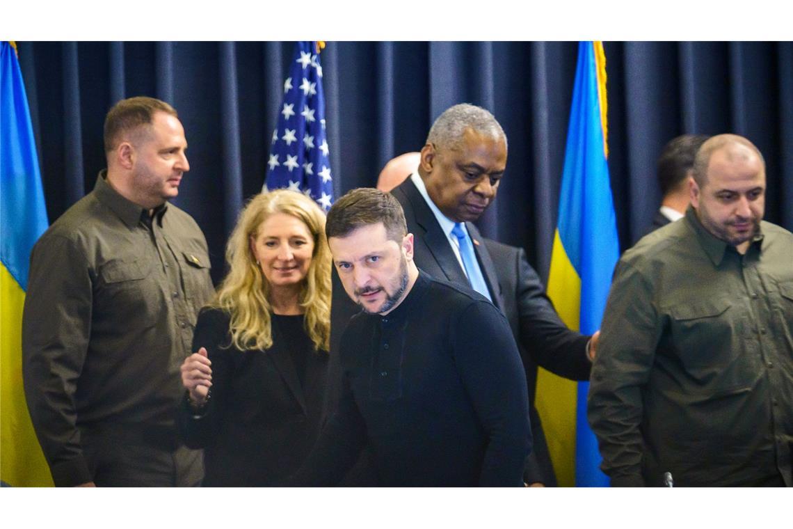 Letztes Ukraine-Treffen vor Trump - ungewisse Phase beginnt US-Verteidigungsminister Austin (4.v.l.) hat die Militärhilfe von etwa 50 Ländern seit 2022 koordiniert.