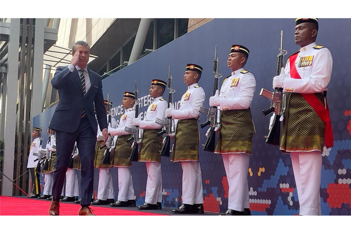 US-Verteidigungsminister Pete Hegseth geht an einer Ehrengarde entlang.