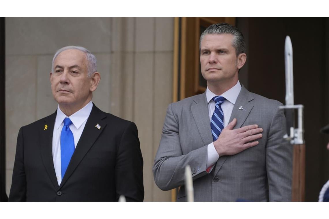 US-Verteidigungsminister Pete Hegseth (r) mit Israels Ministerpräsidenten Benjamin Netanjahu bei einem früheren Treffen. (Archivbild)