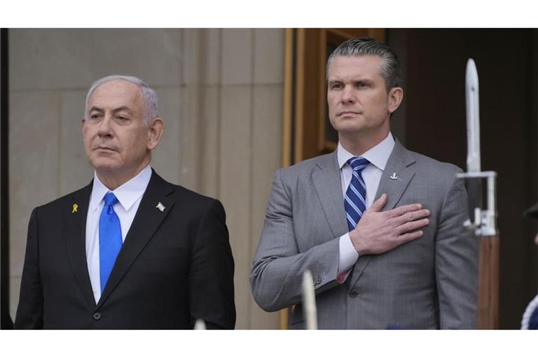 US-Verteidigungsminister Pete Hegseth (r) mit Israels Ministerpräsidenten Benjamin Netanjahu bei einem früheren Treffen. (Archivbild)