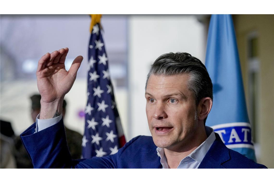US-Verteidigungsminister: Erst jeder selbst, dann mit Hilfe der USA US-Verteidigungsminister Pete Hegseth während eines Pressegesprächs vor dem Stuttgarter Hauptquartier des US-Oberkommandos für Afrika.