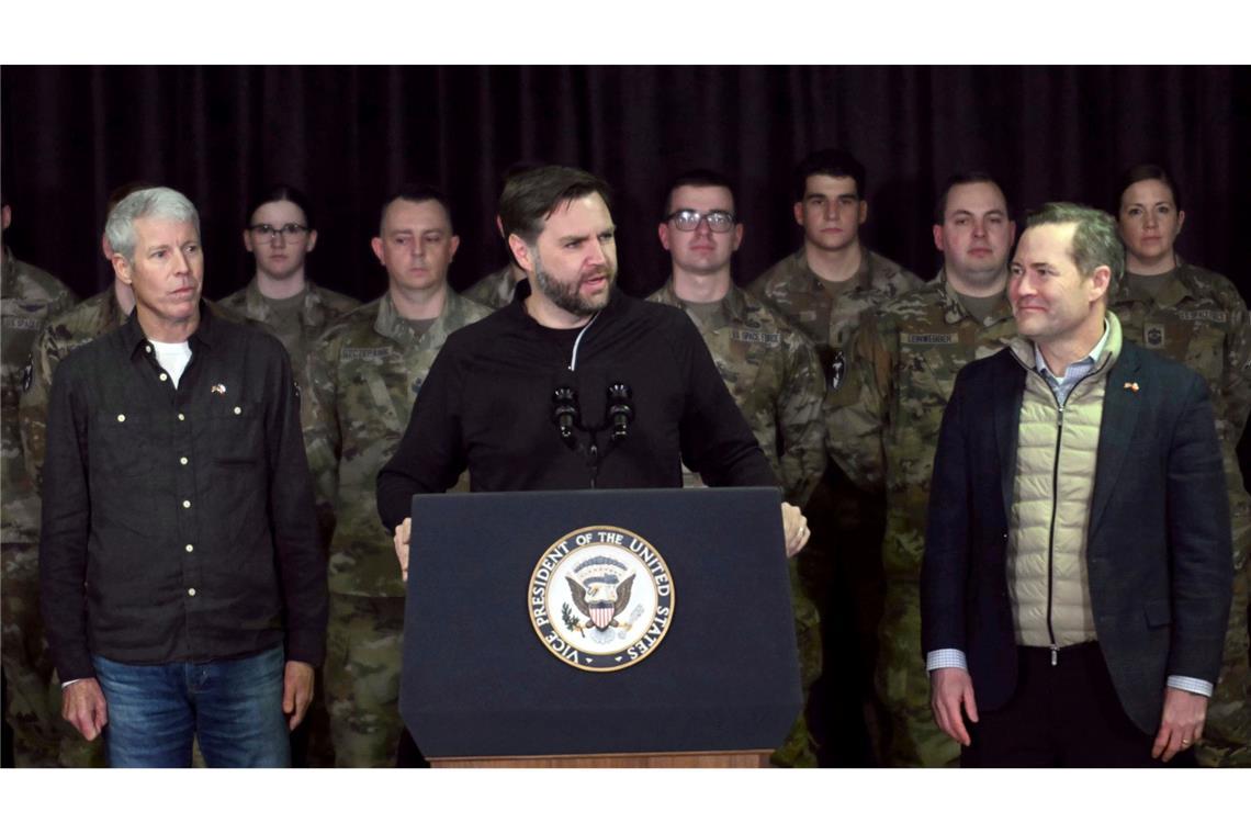 Vance poltert auf Grönland - Trump bekräftigt Anspruch US-Vize Vance trifft auf der Eisinsel stationierte US-Soldaten.