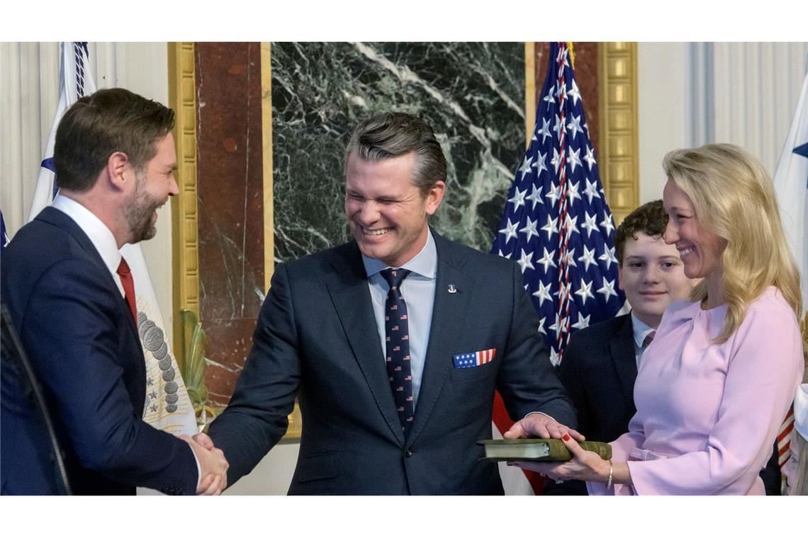 US-Vize Vance vereidigt Hegseth und weist Kritik zurück US-Vize Vance vereidigt den neuen Pentagon-Chef.