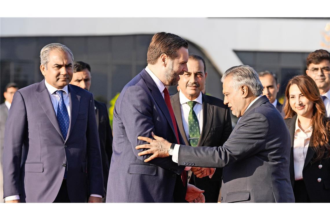 US-Vizepräsident JD Vance (2.v.l) schüttelt in Islamabad die Hand des stellvertretenden pakistanischen Premierministers Mohammad Ishaq Dar.